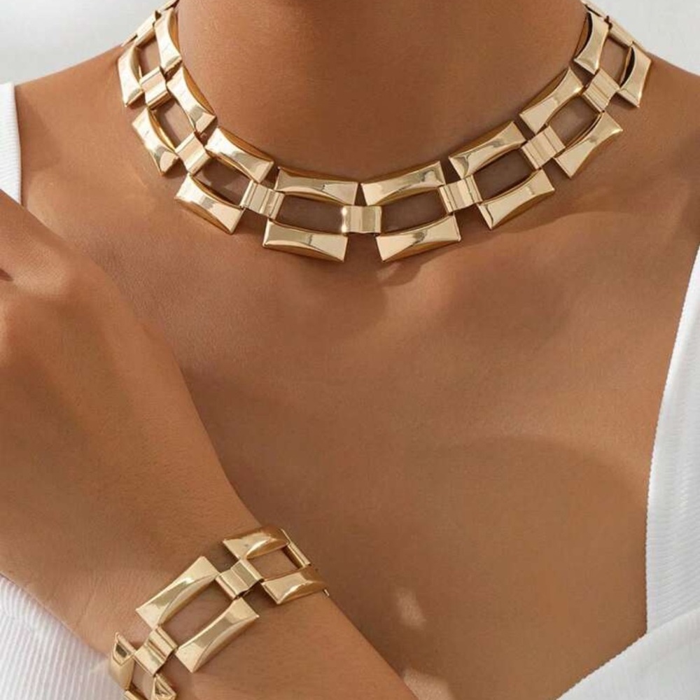 Elegant Gold Necklace and Bracelet Set